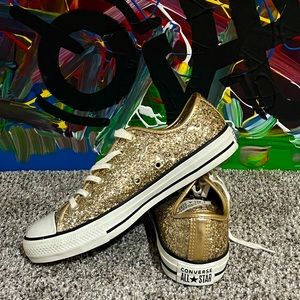 Converse size 8. Gold glitter bombshells 😍